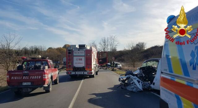 Incidente stradale, i due conducenti estratti dai vigili del fuoco