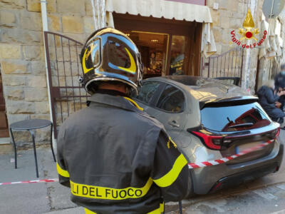 Incidente stadiale a Firenze, auto finita contro l’ingresso di un negozio