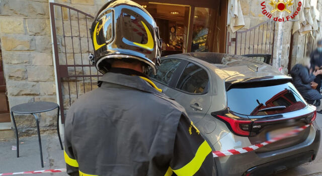 Incidente stadiale a Firenze, auto finita contro l&#8217;ingresso di un negozio