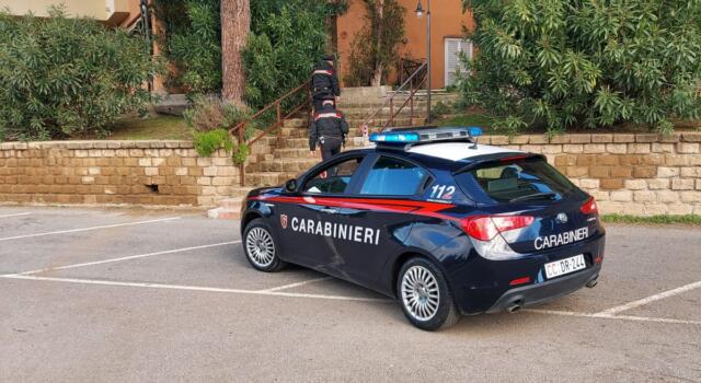 Minaccia di far esplodere la casa, intervengono i carabinieri