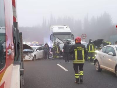 Incidente tra 6 auto e camion sull’autostrada, 11 feriti