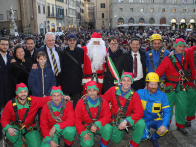 Firenze, Babbo Natale e la Befana pronti a calarsi da Palazzo Vecchio