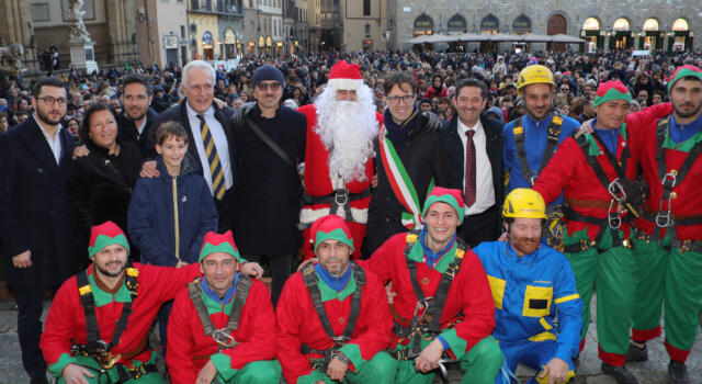 Firenze, Babbo Natale e la Befana pronti a calarsi da Palazzo Vecchio