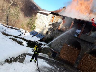 Incendio in casa, evacuate 4 persone