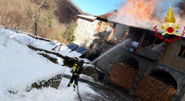 Incendio in casa, evacuate 4 persone