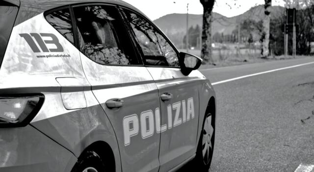 Mostra genitali ai poliziotti e distrugge auto servizio, arrestato 45enne