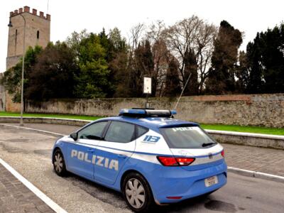 Minaccia col fucile operaio che pulisce giardino, polizia sequestra armi e munizioni