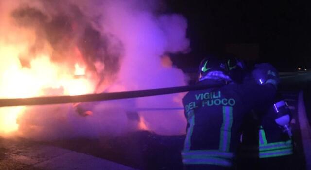 In fiamme un&#8217;auto sull&#8217;autostrada, salvo il conducente