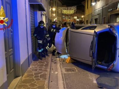 Incidente a Prato, auto si ribalta su un fianco, un ferito