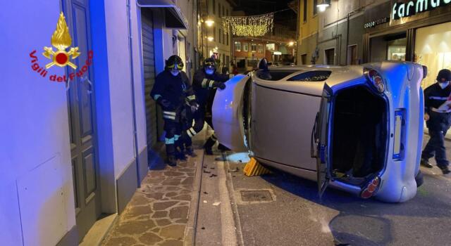 Incidente a Prato, auto si ribalta su un fianco, un ferito