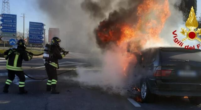Incendio al casello, paura sull&#8217;autostrada