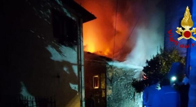 Due feriti nell&#8217;incendio della casa, grave una donna