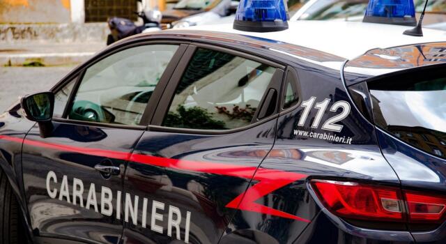 Tenta di rapinare due negozi ma non ci riesce, arrestato 22enne dai carabinieri