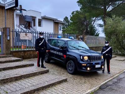 Lancia cestino contro un’auto e semina panico in centro: arrestato