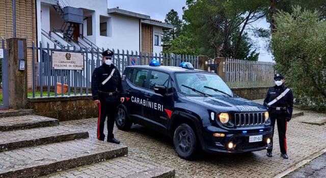 Lancia cestino contro un&#8217;auto e semina panico in centro: arrestato