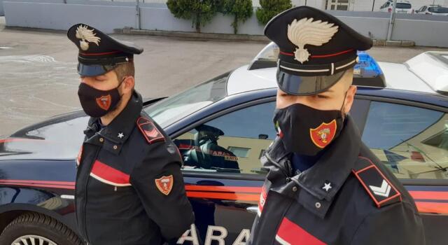 Due anziani in vacanza trovano la loro casa svaligiata, aiutati dai carabinieri