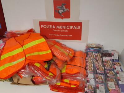 Sequestrati 350 gilet ad alta visibilità e 50 capi di intimo non etichettati