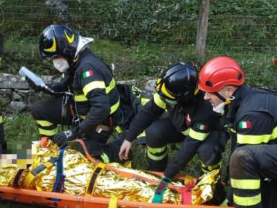 Cade in un diripo di 20 metri, recuperato dai vigili del fuoco