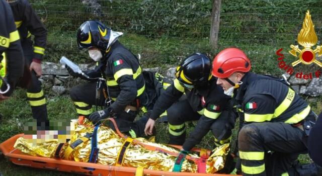 Cade in un diripo di 20 metri, recuperato dai vigili del fuoco