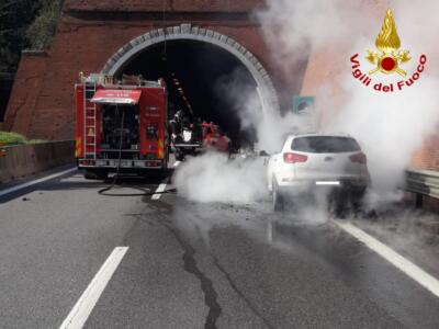 Incendio all’imbocco della galleria, paura sull’autostrada A11