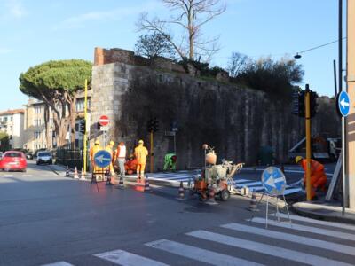 Pisa, entra in funzione il nuovo semaforo in zona Vecchi Macelli e si inverte il senso di marcia in via Nicola