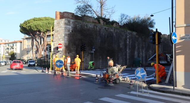 Pisa, entra in funzione il nuovo semaforo in zona Vecchi Macelli e si inverte il senso di marcia in via Nicola
