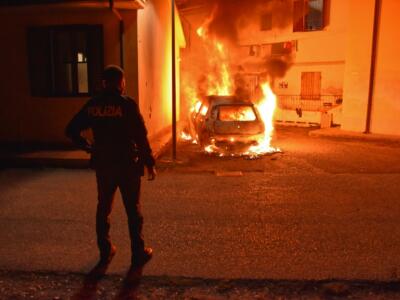 Auto in fiamme, in corso indagini per verificare l’origine dell’incendio