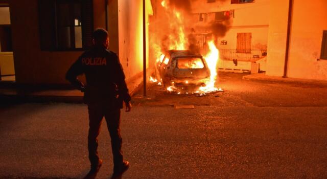 Auto in fiamme, in corso indagini per verificare l&#8217;origine dell&#8217;incendio