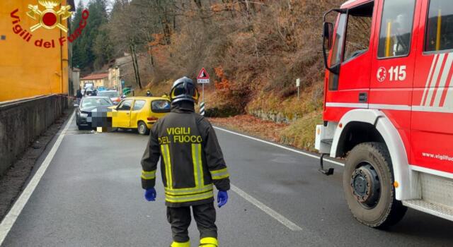 Muore nel frontale tra due auto