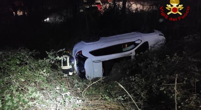 Cade con l&#8217;auto nella scarpata, soccorso dai vigili del fuoco