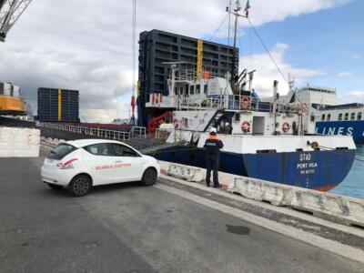 Mancano stardard minimi, nave fermata in porto