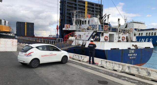 Mancano stardard minimi, nave fermata in porto