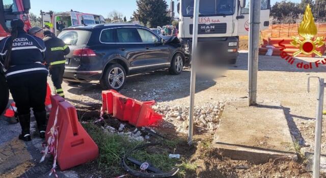 Livorno: schiacciato tra camion e suv nell&#8217;incidente, un morto e due feriti