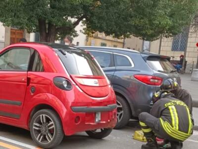 Incidente, ragazza in bicicletta rimane incastrata sotto micro-car, Estratta dai Vigli del Fuoco