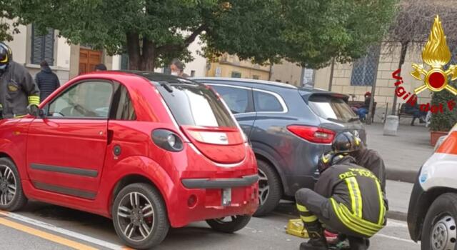 Incidente, ragazza in bicicletta rimane incastrata sotto micro-car, Estratta dai Vigli del Fuoco