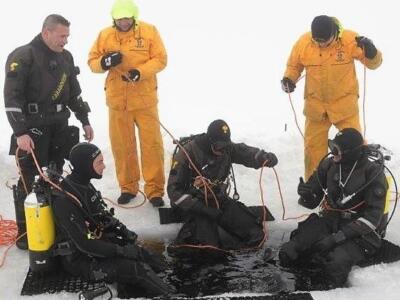 Il Maresciallo Ordinario Irene Luisi, neo-operatrice subacquea, unico operatore tra i ghiacci del Lago della Maddalena