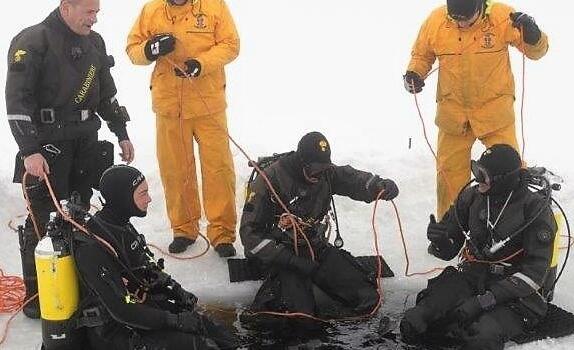 Il Maresciallo Ordinario Irene Luisi, neo-operatrice subacquea, unico operatore tra i ghiacci del Lago della Maddalena