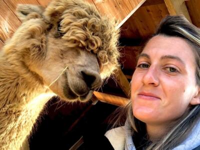 Alpaca terapia (gratuita) per i più fragili: Cecilia, 27 anni e 36 alpaca a Sasso d’Ombrone