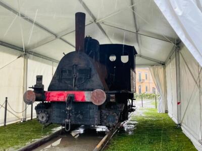 Locomotiva in piazza Baleari a Marina di Pisa, al via il trattamento di manutenzione