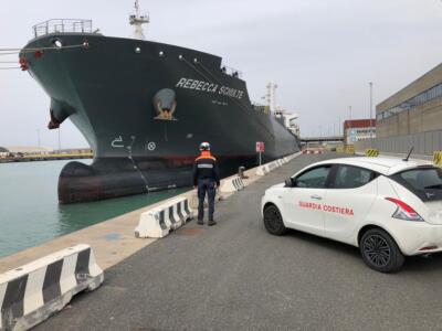 Nave chimichera battente bandiera Singapore fermata dalla guardia costiera per gravi carenze