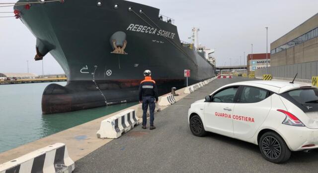 Nave chimichera battente bandiera Singapore fermata dalla guardia costiera per gravi carenze