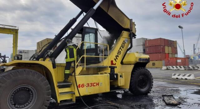 In fiamme carrello elevatore in porto, nessun ferito