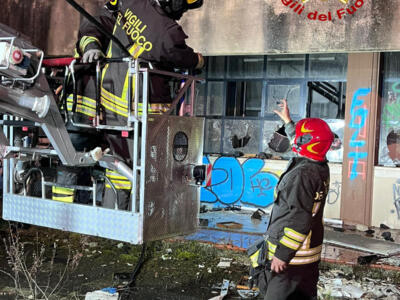 Incendio nell’ex fabbrica di ceramiche