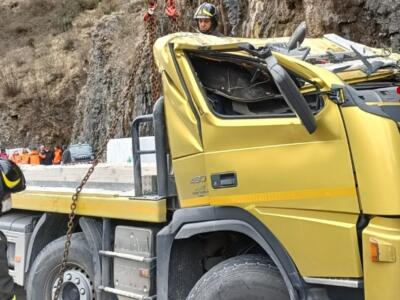 Camion che trasportava blocchi di marmo si ribalta, conducente  trasportato con il Pegaso all’ospedale