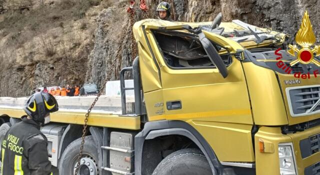 Camion che trasportava blocchi di marmo si ribalta, conducente  trasportato con il Pegaso all&#8217;ospedale