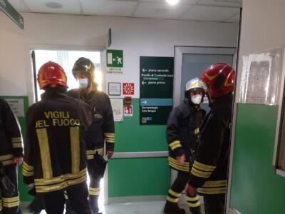 Incendio in palazzina ovest del vecchio ospedale a Prato, domato dai Vigli del Fuoco