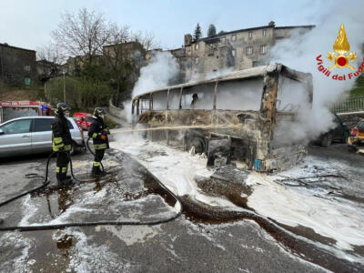 Incendio coinvolge autobus in un parcheggio, nessuna persona coinvolta