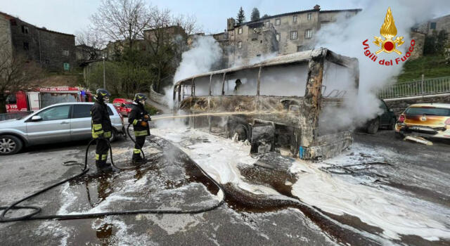 Incendio coinvolge autobus in un parcheggio, nessuna persona coinvolta