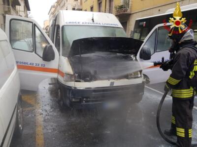 In fiamme mezzo della Croce Azzurra, intervengono i vigili del fuoco