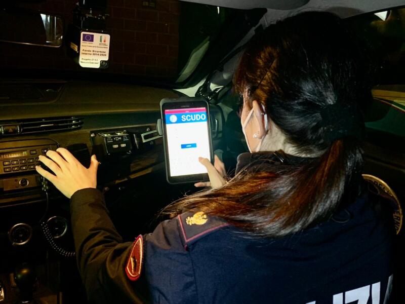 Prega in ginocchio al distributore di benzina e si dà fuoco